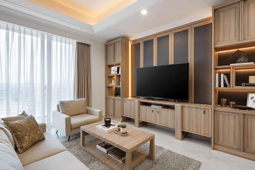 Design Interior Livingroom Minimalis Modern bahan HPL wood muda scandinavian, Cabinet, TV Panel, Sofa putih di Tomang - Grogol Petamburan - Jakarta Barat